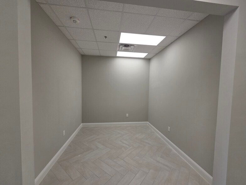 More Photos Of 1925 Pearland Pky, Pearland Storefront For Lease