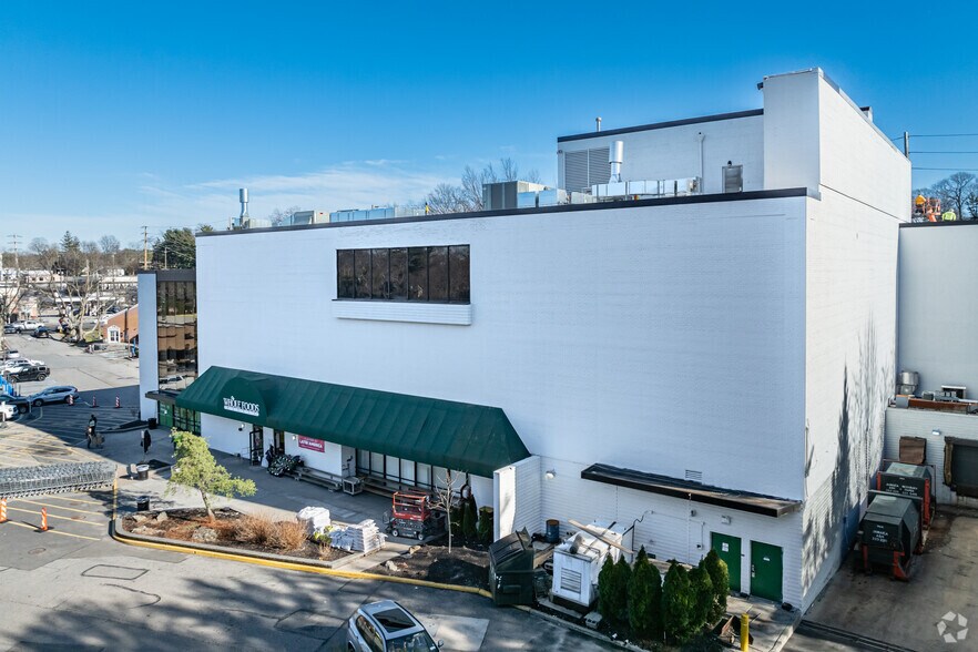 More Photos Of 2101-2103 Northern Blvd, Manhasset General Retail For Lease