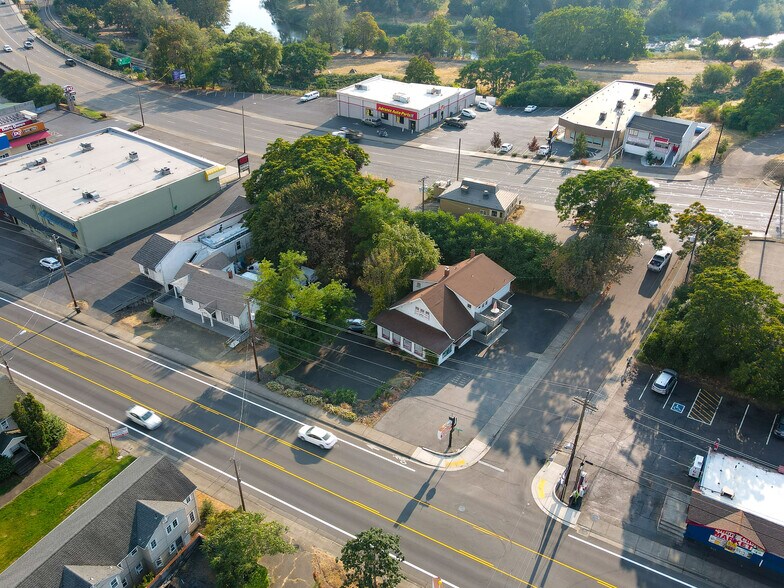 More Photos Of 482 NE Winchester St, Roseburg Freestanding For Sale