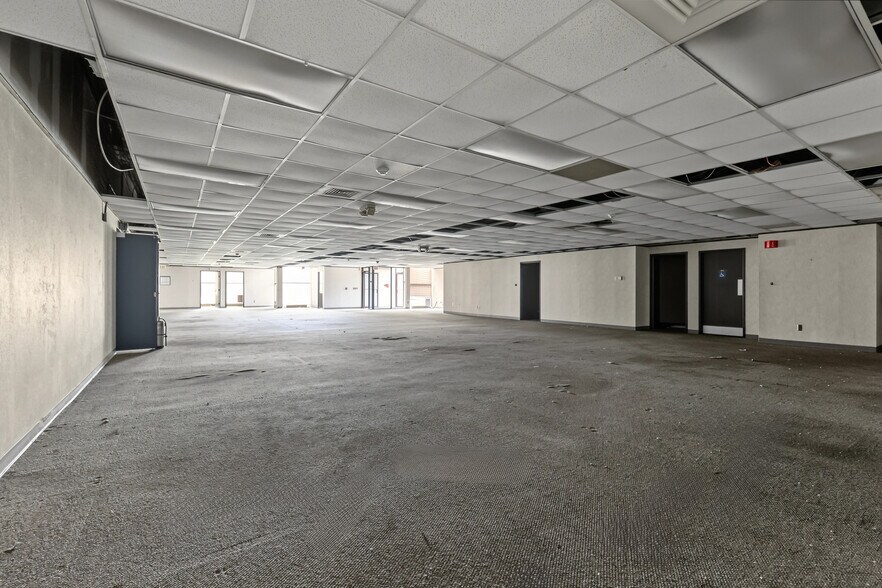 More Photos Of 15201 Mercantile Dr, Dearborn Light Manufacturing For Sale