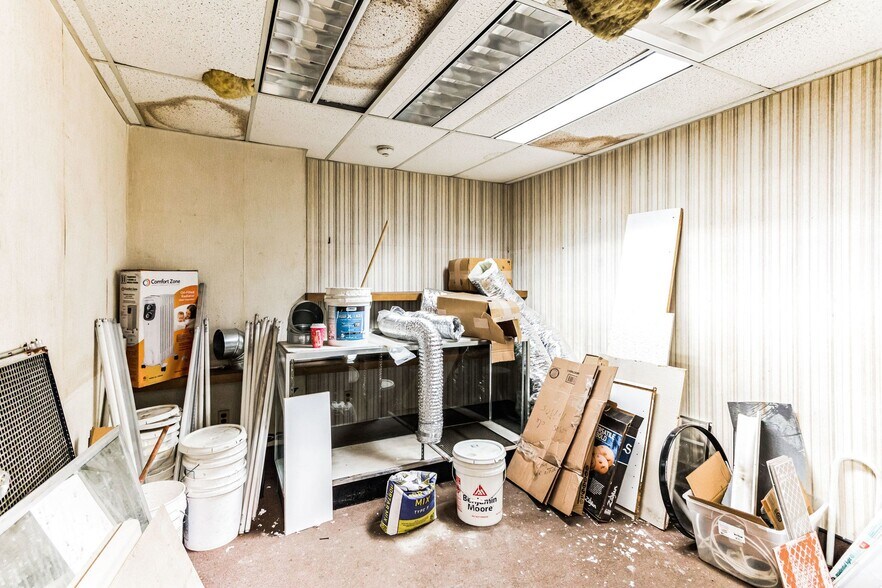 More Photos Of 200 W 4th St, Plainfield Light Distribution For Lease