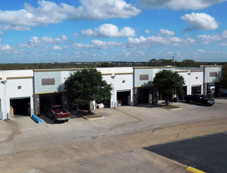 More Photos Of 404 W Powell Ln, Austin Warehouse For Lease