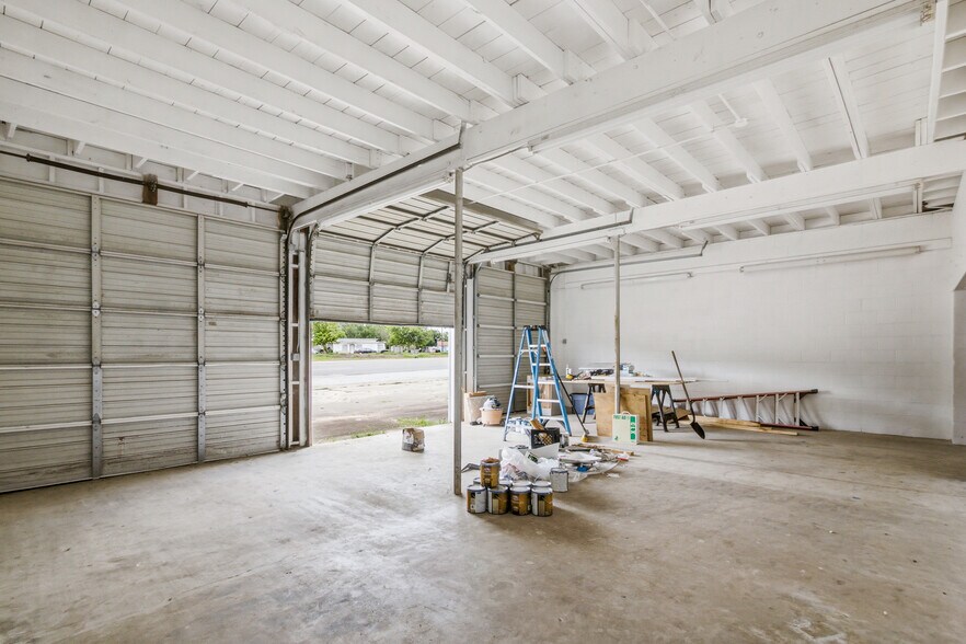 More Photos Of 4107 Port Lavaca Dr, Victoria Showroom For Sale