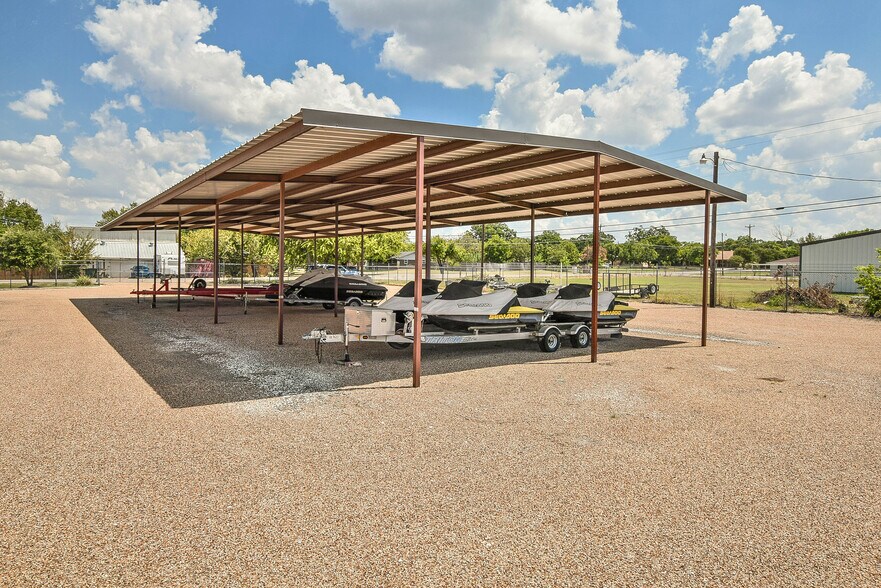 More Photos Of 202 Daisy Dr, Granbury Manufacturing For Sale