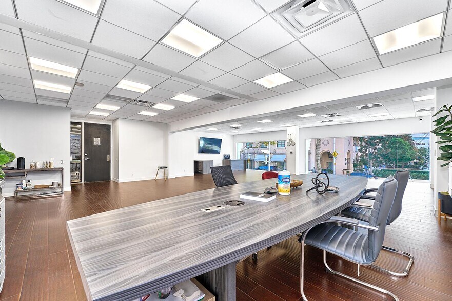 More Photos Of 220-228 N Canon Dr, Beverly Hills Loft Creative Space For Lease
