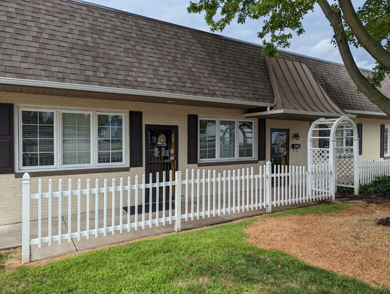 More Photos Of 3125-3133 N Prospect Rd, Peoria Freestanding For Lease