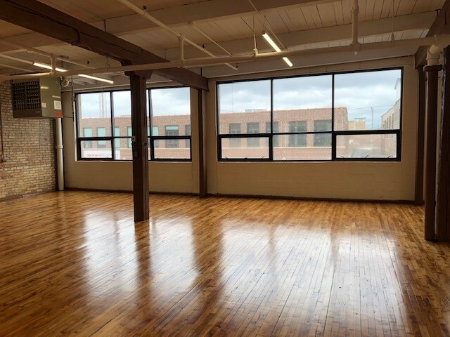 More Photos Of 1631-1639 W Carroll Ave, Chicago Light Distribution For Sale