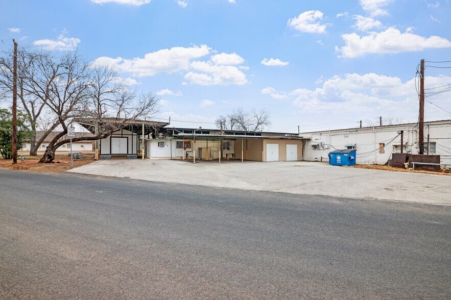 More Photos Of 905 E Main St, Fredericksburg General Retail For Sale