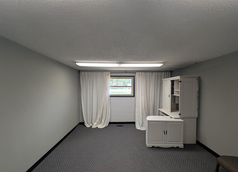 More Photos Of 2221 N Parkway Dr, Pekin Religious Facility For Lease