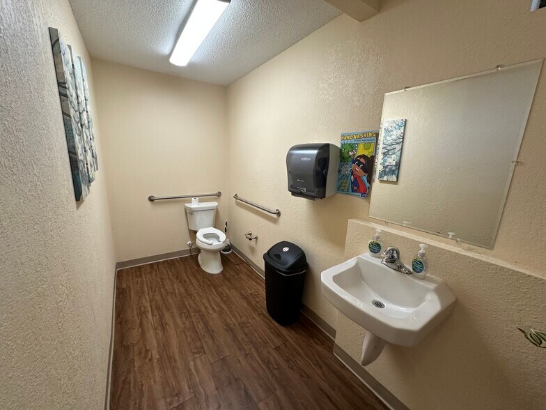 More Photos Of 3801 Bee Ridge Rd, Sarasota Storefront For Sale