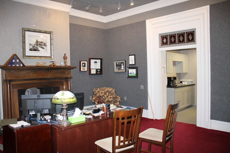 More Photos Of 135 College St, Gallatin Bank For Lease