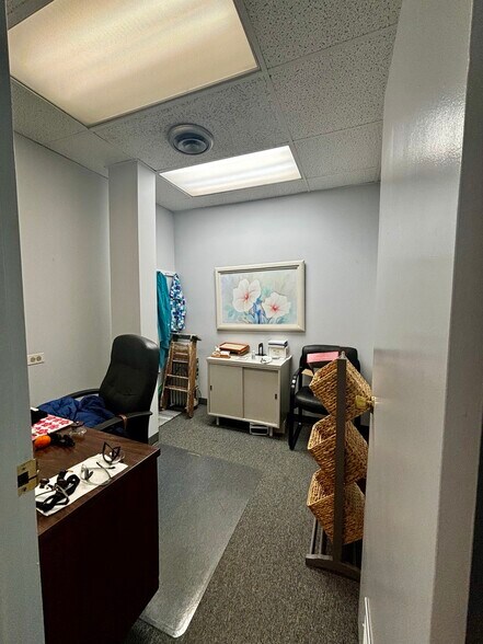 More Photos Of 17W620 14th St, Oakbrook Terrace General Retail For Sale