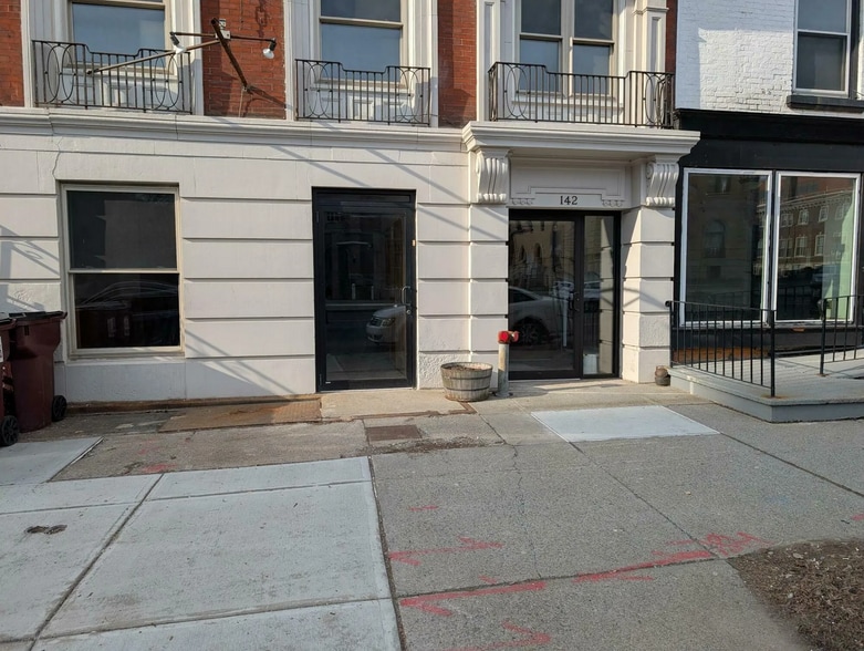 Primary Photo Of 142 Washington Ave, Albany Storefront Retail Residential For Lease