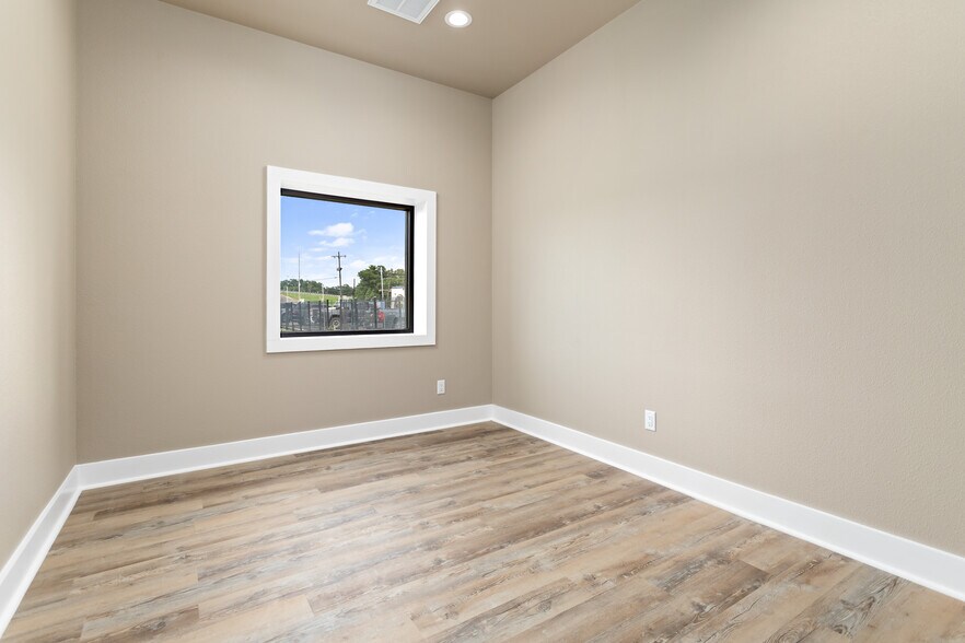 More Photos Of 1750 Cardinal dr, Beaumont Flex For Sale