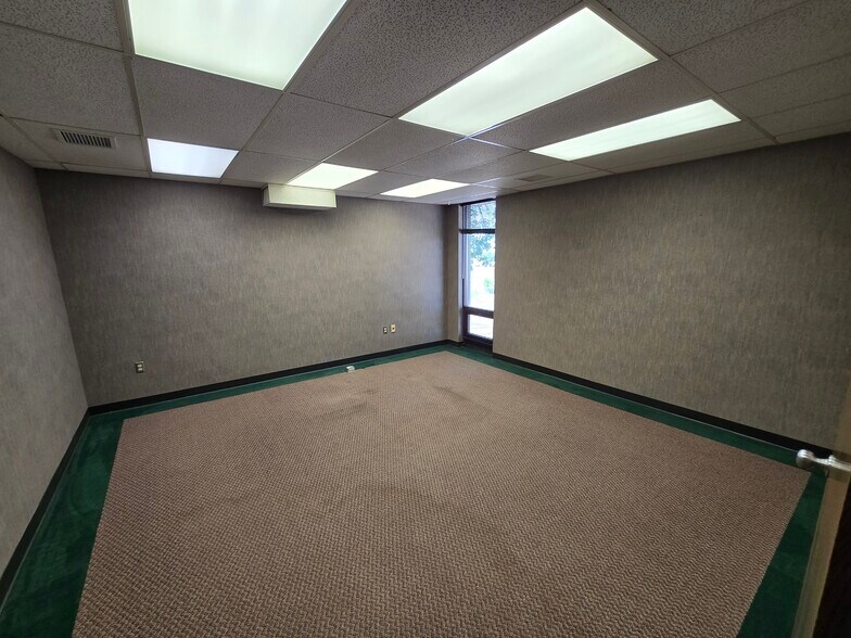 More Photos Of 1600 E Benson Rd, Sioux Falls Office For Sale
