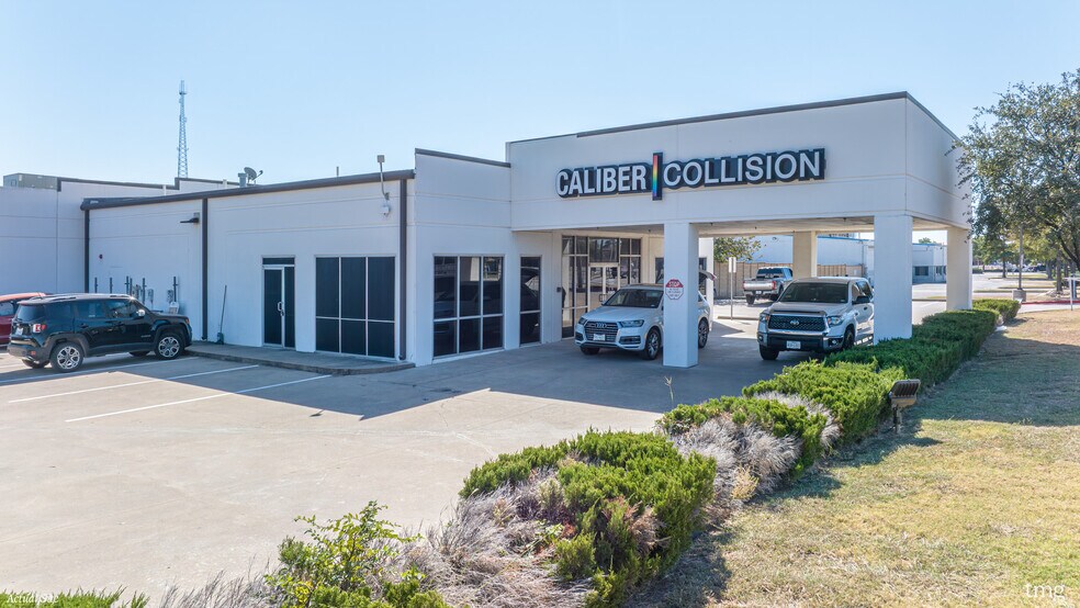 More Photos Of 401 N Collins St, Arlington Freestanding For Sale