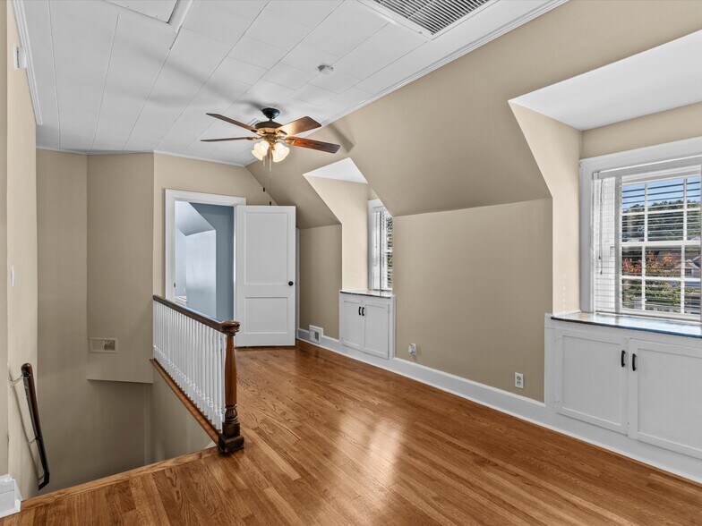 More Photos Of 302 W College St, Enterprise Flex For Sale