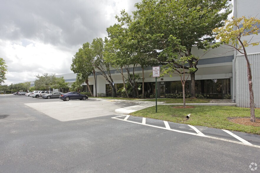 More Photos Of 5001-5035 N Hiatus Rd, Sunrise Warehouse For Lease