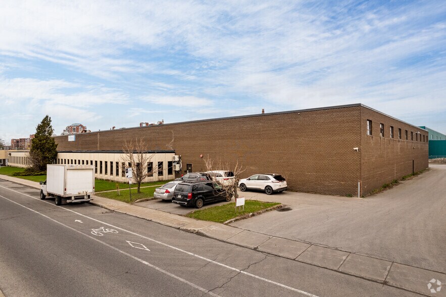More Photos Of 401-425 Blvd Montpellier, Montréal Warehouse For Lease