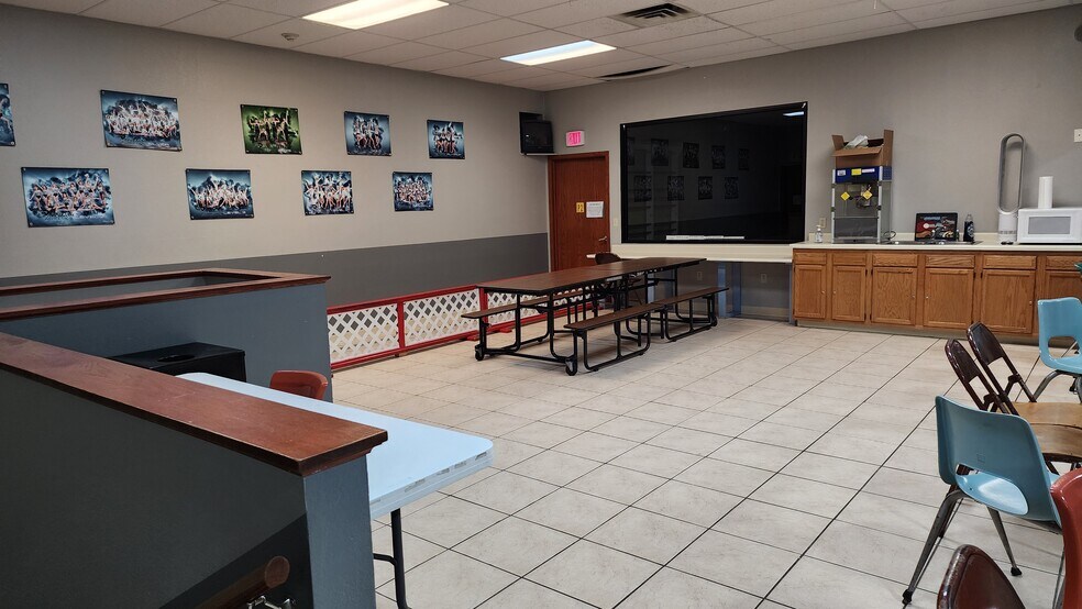 More Photos Of 2080 W 20th Ave, Oshkosh Flex For Sale