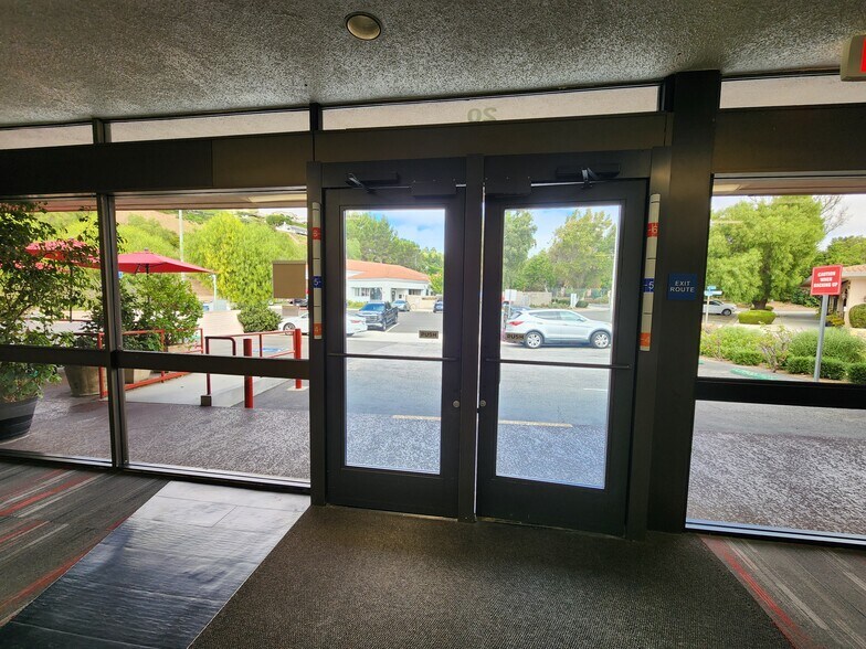 More Photos Of 20 Miraleste Plz, Rancho Palos Verdes General Retail For Lease