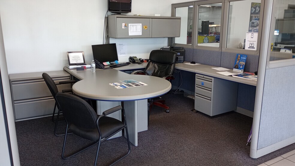 More Photos Of 520 W Kimberly Rd, Davenport Auto Dealership For Lease