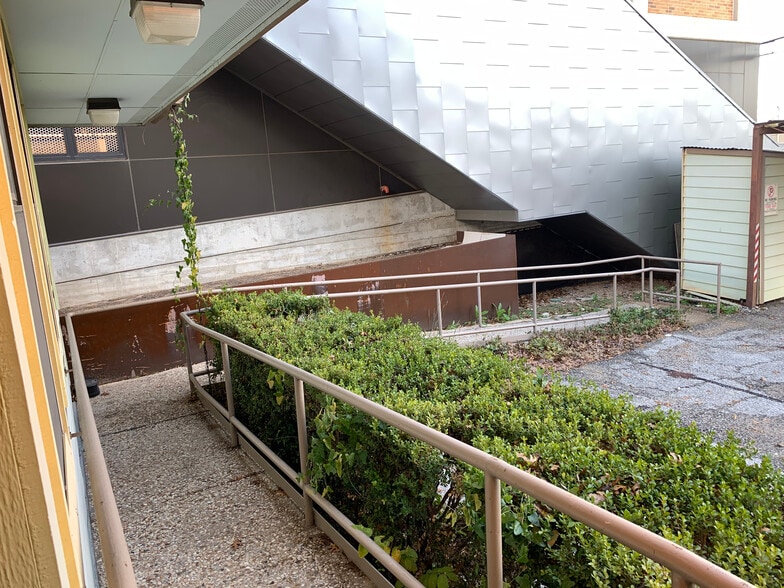 More Photos Of 4007 Marathon Blvd, Austin General Retail For Lease