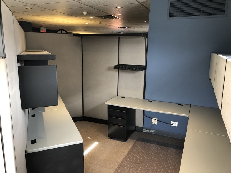 More Photos Of 512 Higgins Rd, Park Ridge Office For Lease