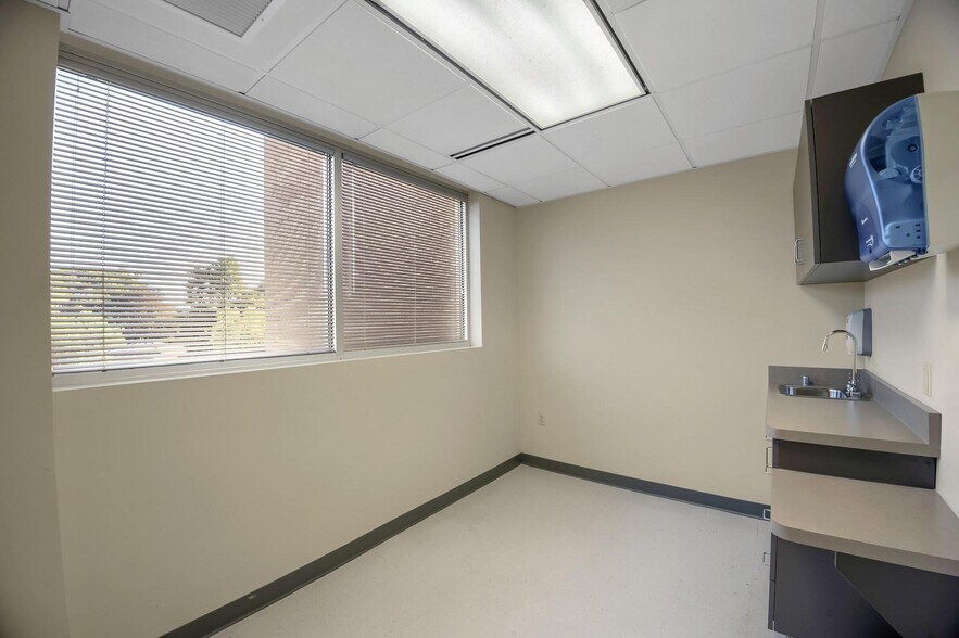 More Photos Of 21 Laurel Ave, Cornwall Medical For Lease