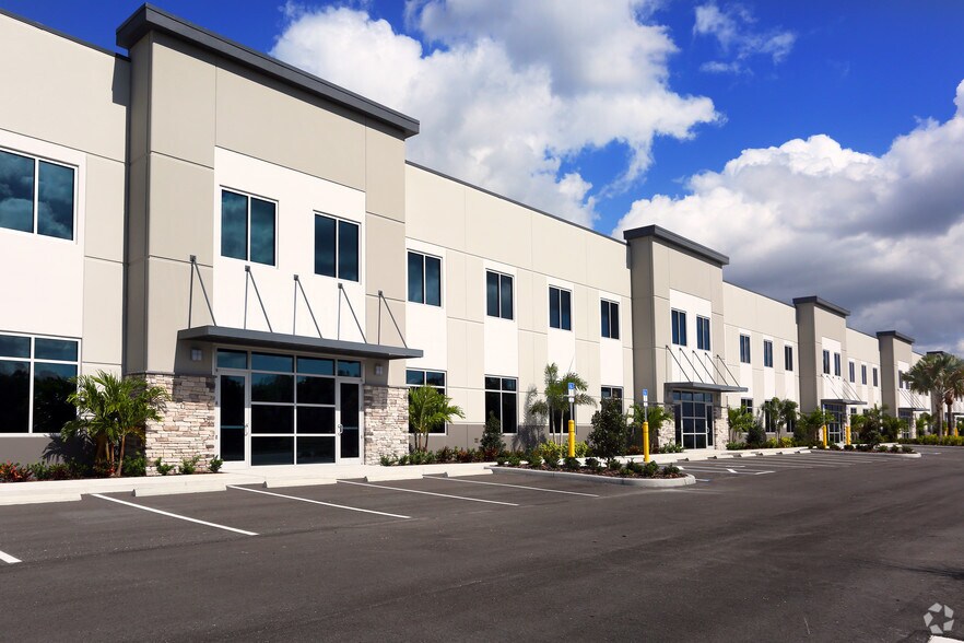 More Photos Of 3155 Lakewood Ranch Blvd, Bradenton Warehouse For Lease