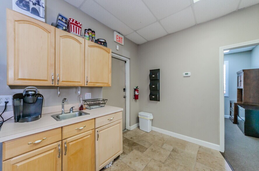 More Photos Of 5510 Roosevelt Blvd, Clearwater Office For Lease