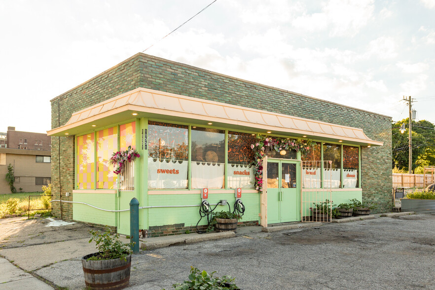 Primary Photo Of 10549-10551 E Jefferson Ave, Detroit Restaurant For Sale