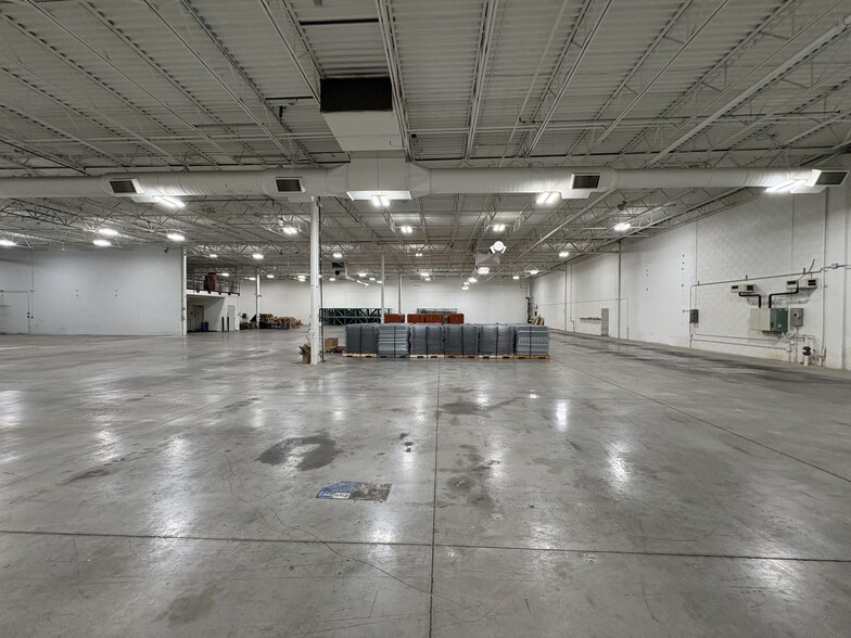 More Photos Of 9980 S Oakwood Park Dr, Franklin Manufacturing For Sale