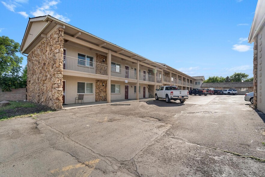 More Photos Of 423 W Main St, Vernal Hotel For Sale