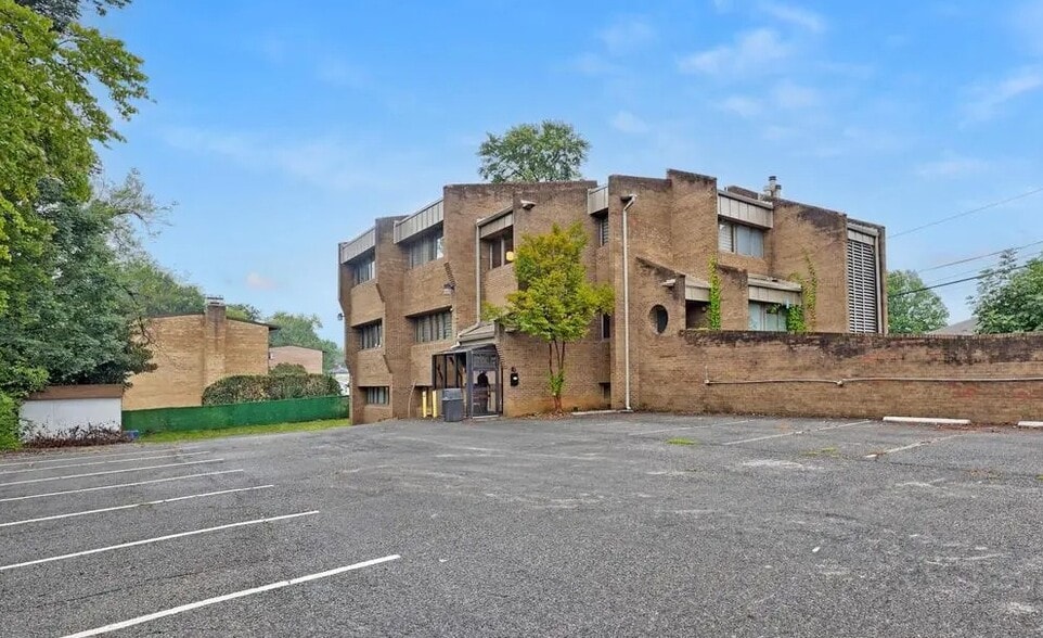 More Photos Of 4200 Daniels Ave, Annandale Office For Sale
