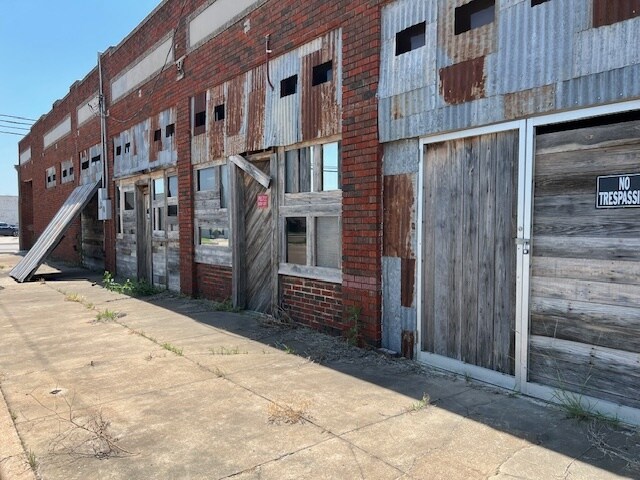 More Photos Of 219 N Bridge St, Brady Storefront For Sale