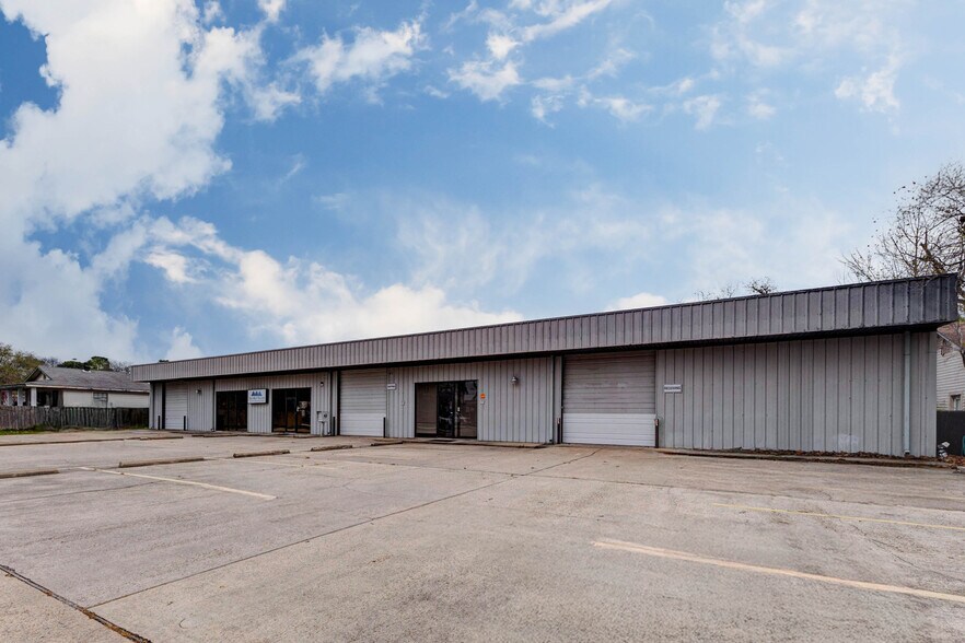 Primary Photo Of 20530 Sunshine Ln, Spring Service For Sale