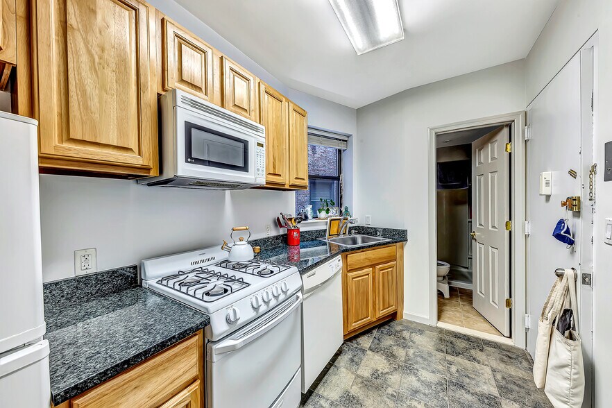 More Photos Of 406 W 48th St, New York Apartments For Sale