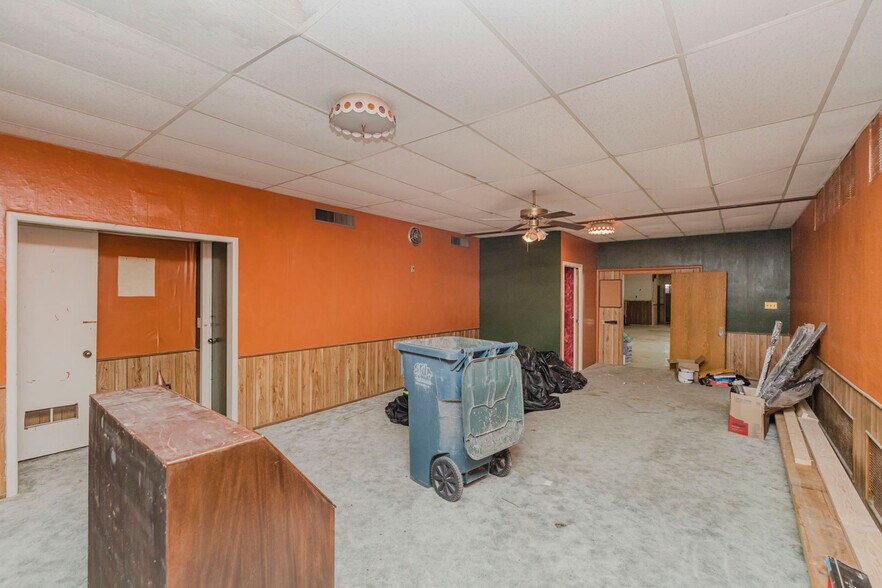More Photos Of 110 N Poplar St, Hutchinson Warehouse For Sale