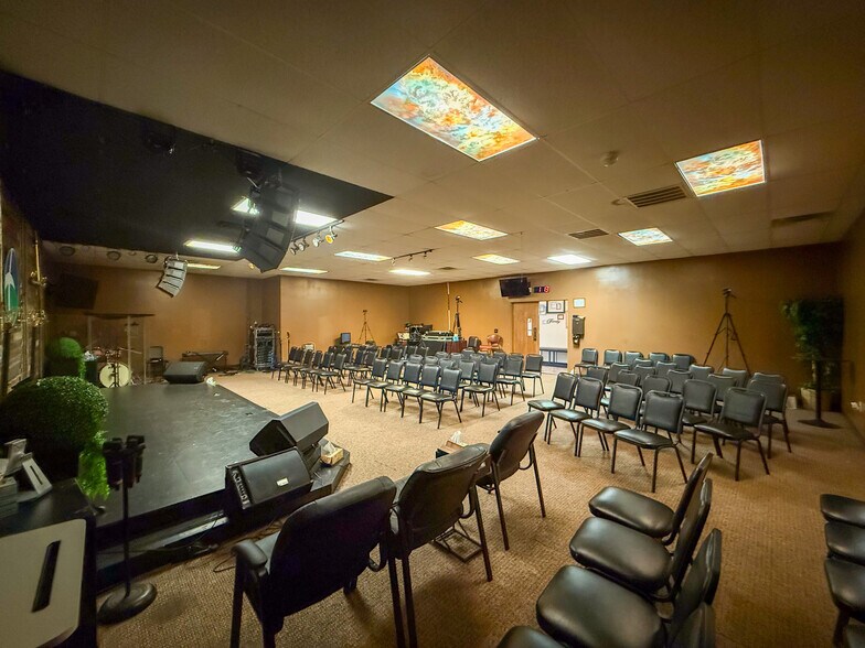 More Photos Of 2135 Southeast Pky, Arlington Unknown For Lease