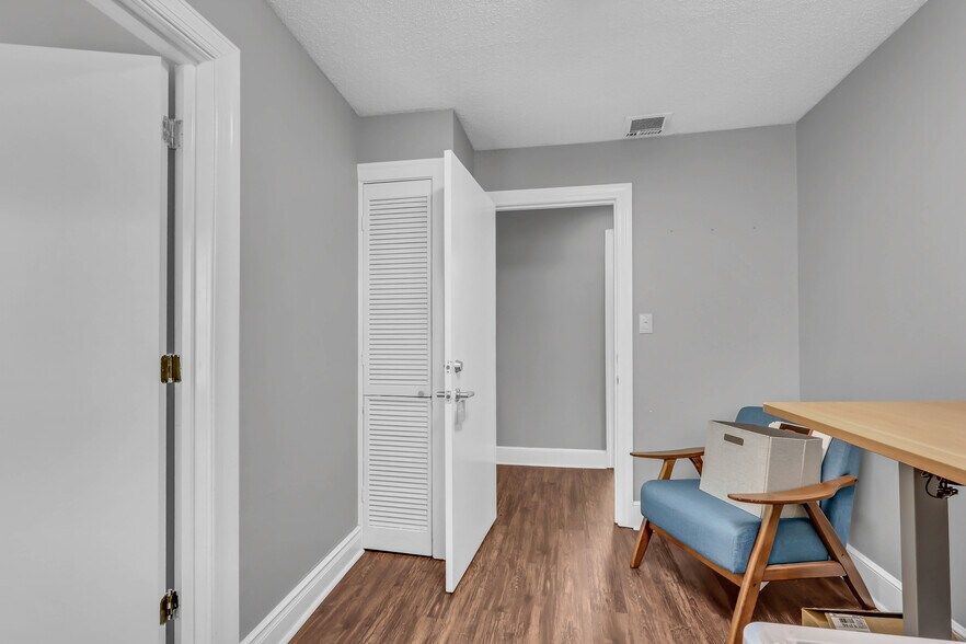 More Photos Of 1758 Memorial Dr, Clarksville Medical For Lease