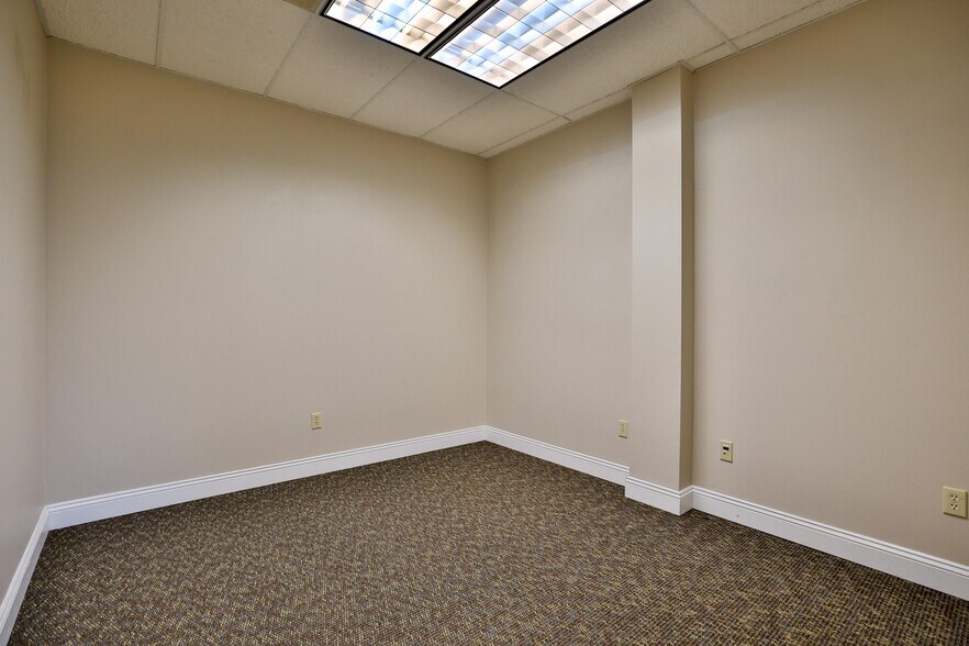 More Photos Of 3 Club Centre Ct, Edwardsville Office For Lease