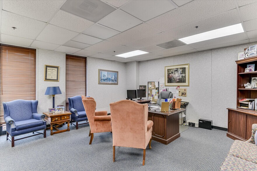 More Photos Of 1089 Augusta Rd, Warrenville Office For Lease