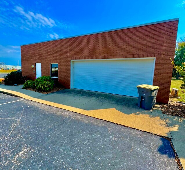 More Photos Of 1239 E 4th Street Rd, Seymour Office For Lease