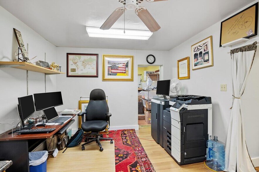 More Photos Of 905 E Main St, Fredericksburg General Retail For Sale