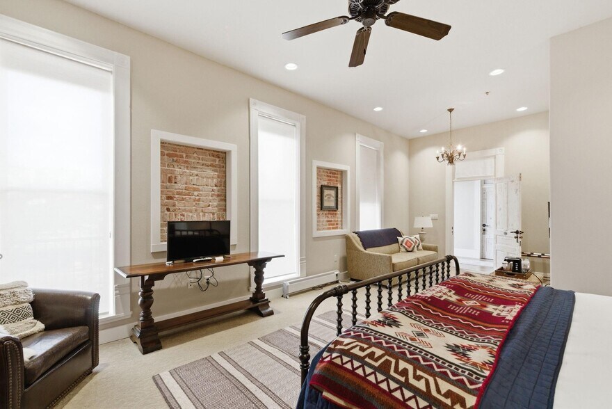 More Photos Of 103 N Pecan St, Hico Hotel For Sale