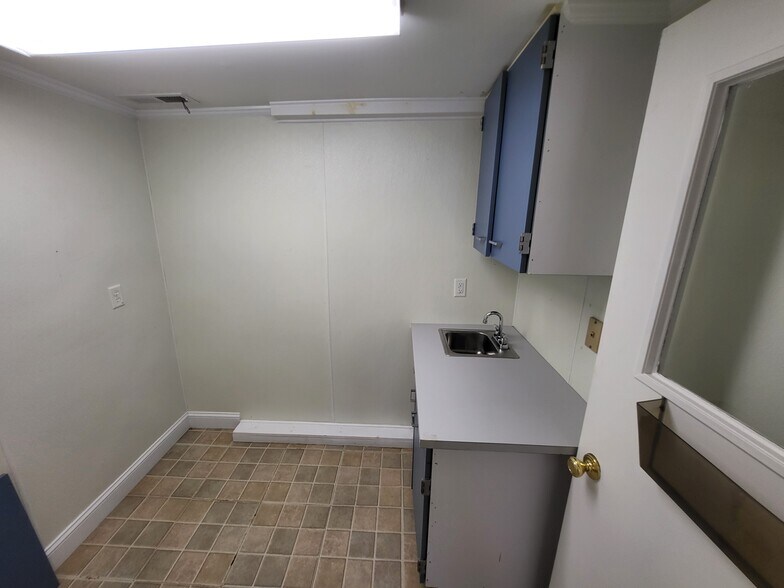 More Photos Of 320 Glebe Rd, Easton Office For Sale