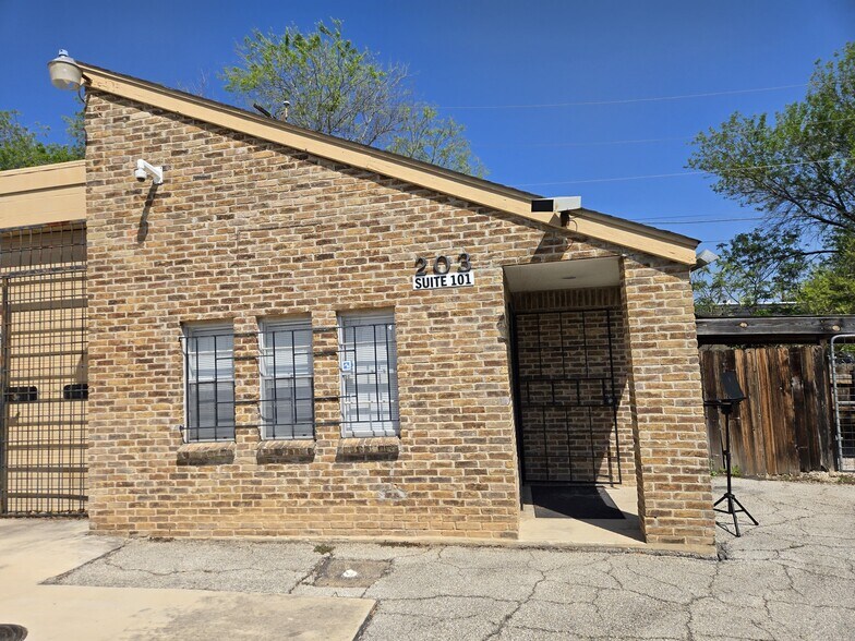 More Photos Of 203 Corinne Dr, San Antonio Auto Repair For Lease