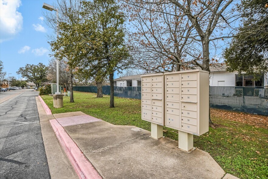 More Photos Of 13284 Pond Springs Rd, Austin Office For Sale