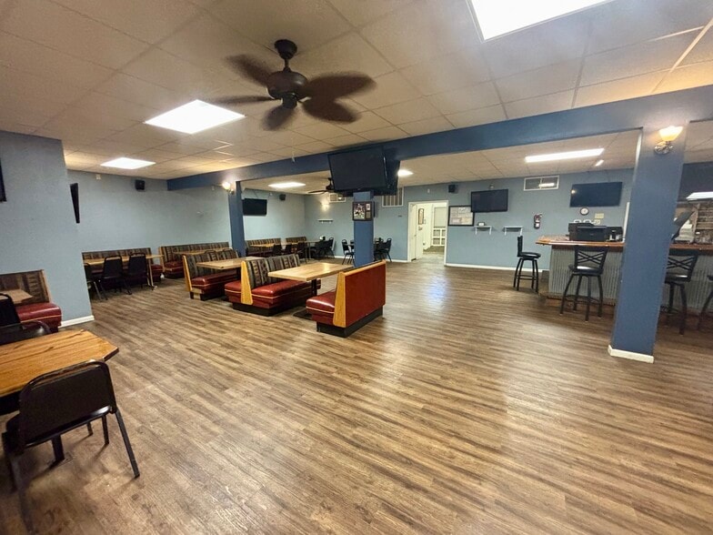 More Photos Of 106 E 4th St, Washington Restaurant For Sale